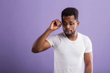 Koyu tenli adam mor arka plan üzerinde izole