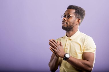 Koyu tenli adam mor arka plan üzerinde izole