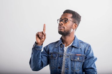 Gözlüklü Afrikalı adamın stüdyo çekimi