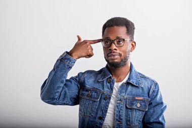 Gözlüklü Afrikalı adamın stüdyo çekimi