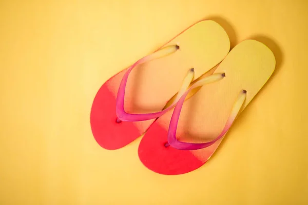 Praia flip flop no fundo amarelo — Fotografia de Stock