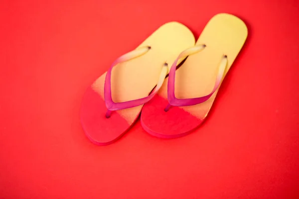 Praia flip flop no fundo vermelho — Fotografia de Stock