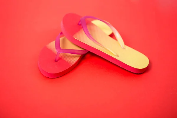 Praia flip flop no fundo vermelho — Fotografia de Stock