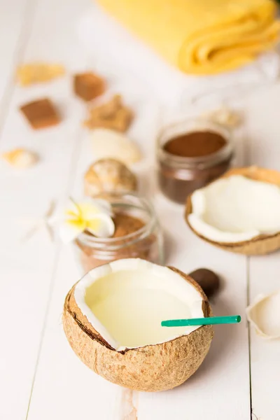 Kokos, Spa producten, koffie scrub, handdoeken en schelpen op witte achtergrond — Stockfoto