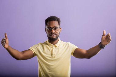 Amerikalı adamın kapalı yakın çekim portresi