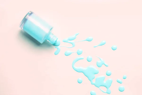 Frasco de esmalte de uñas y gota sobre fondo blanco — Foto de Stock