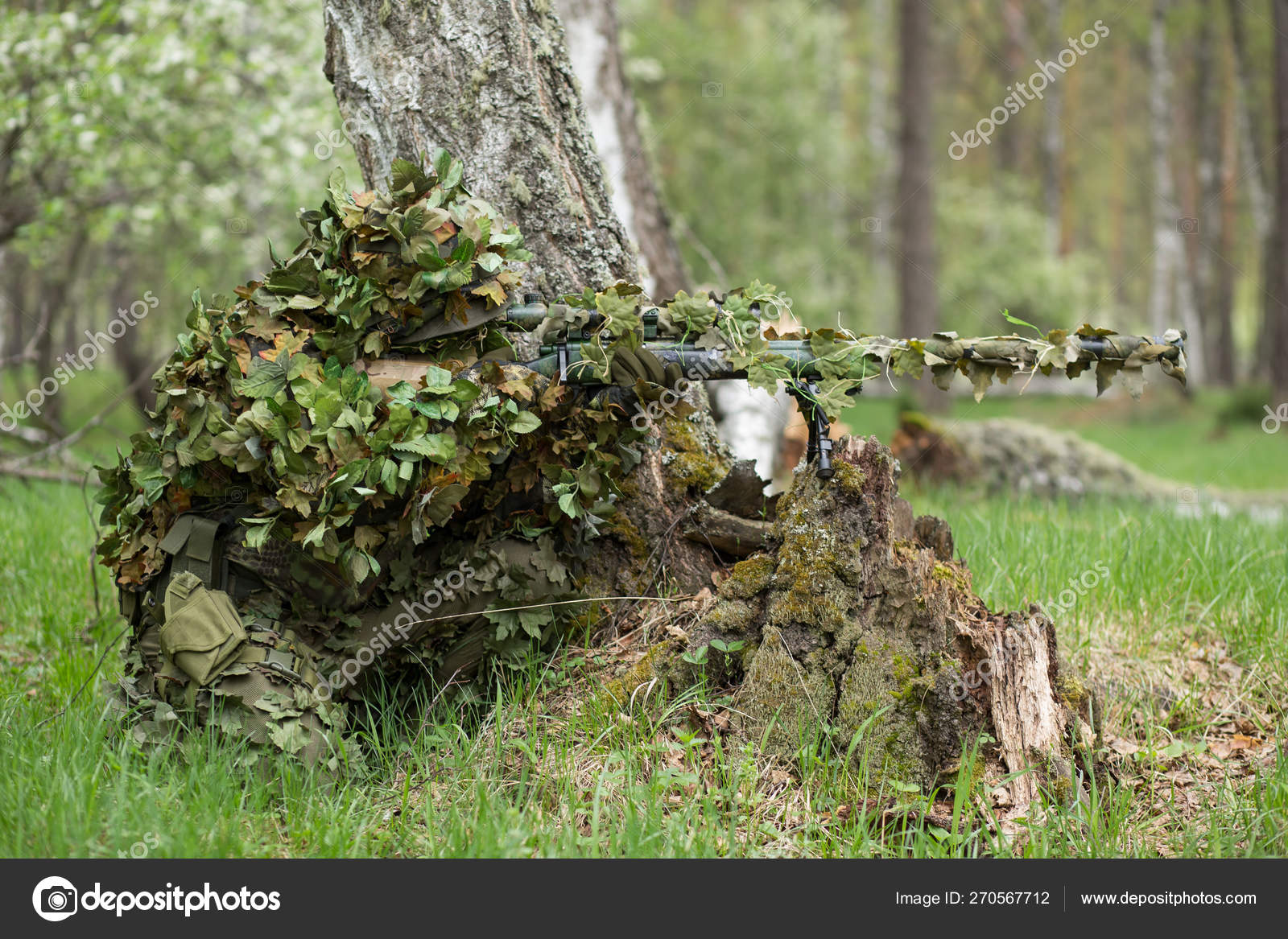 Sniper camuflado na floresta fotos, imagens de © liliyabatyrova@mail.ru  #272288808