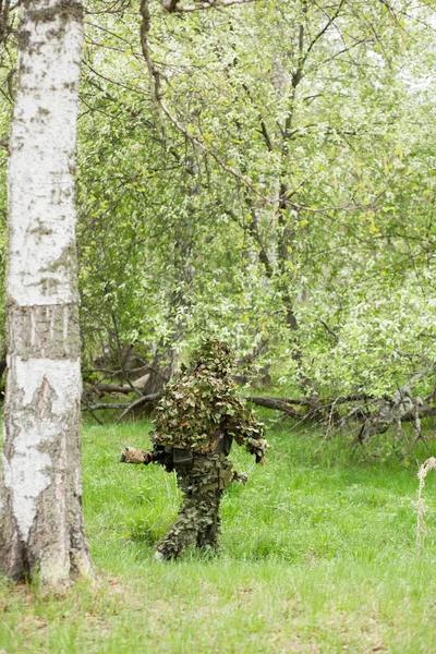 Cecchino mimetizzato nella foresta — Foto Stock