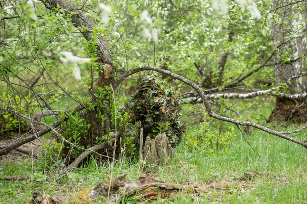 Sniper camouflé dans la forêt — Photo