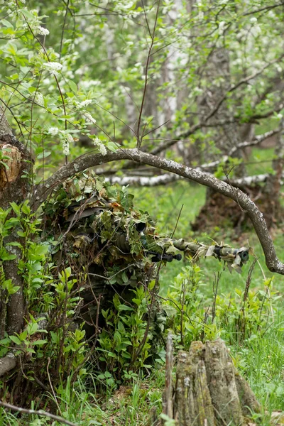 Atirador Furtivo Camuflado Na Floresta Foto de Stock - Imagem de armado,  infantaria: 148202288