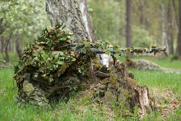 Cecchino mimetizzato nella foresta — Foto Stock