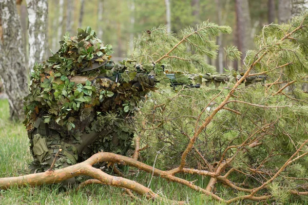 Francotirador camuflado en el bosque — Foto de Stock