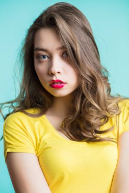 Kameraya, sürpriz göz arıyorum genç güzel bir esmer kadın portresi kapatın