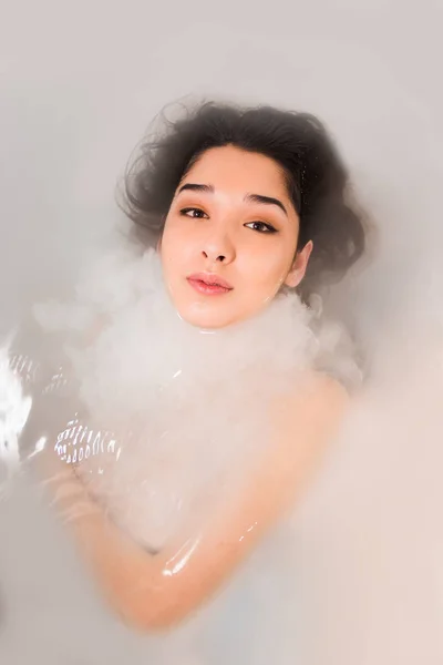 Retrato de cerca de una joven relajada en el agua blanca , — Foto de Stock