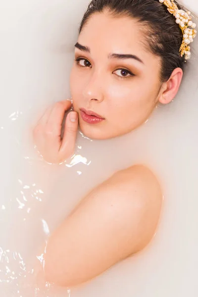 닫기 올라 초상화 의 섹시한 소녀 에 a 목욕 — 스톡 사진
