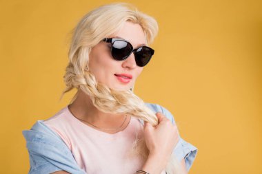 Sarı arka planda izole güneş gözlüğü güzel kadının fotoğrafı kadar yakın