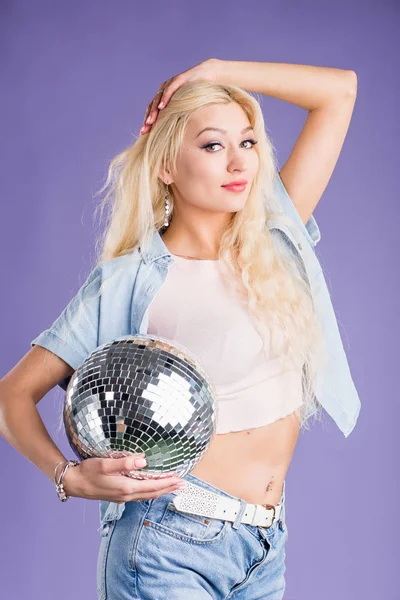Ritratto di giovane donna attraente con palla da discoteca — Foto Stock