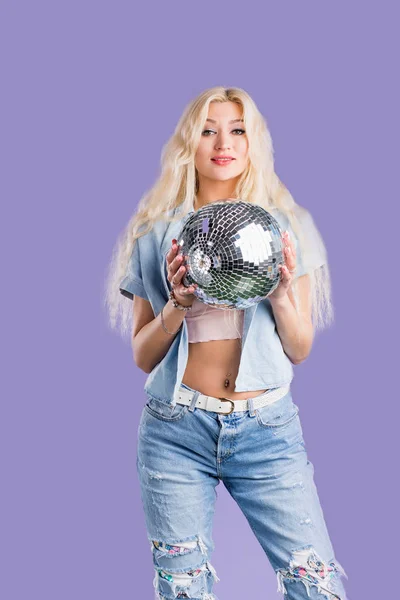 Ritratto di giovane donna attraente con palla da discoteca — Foto Stock