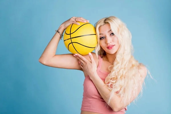一个篮子球的年轻女子. — 图库照片