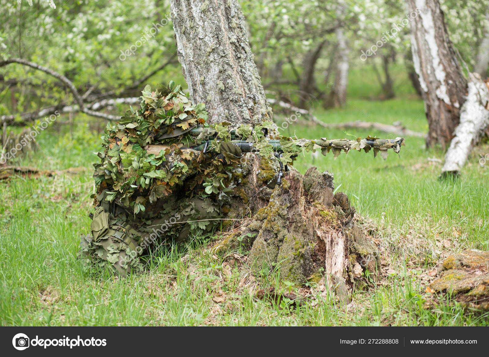 Atirador Furtivo Camuflado Na Floresta Foto de Stock - Imagem de armado,  infantaria: 148202288