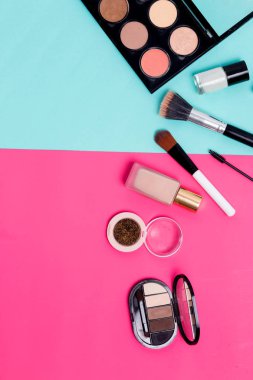 Güzel parlak kozmetik, metin için kopya alanı ile renkli bir arka plan üzerinde makyaj ürünleri.