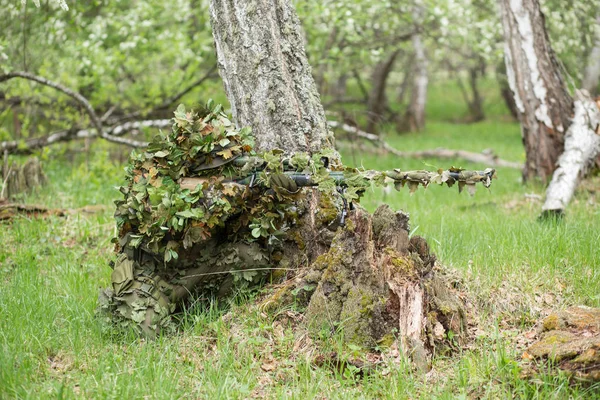 Sniper camouflé dans la forêt — Photo