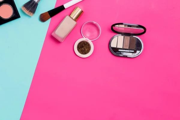 Metin için kopya alanı ile profesyonel kozmetik ile renkli mavi ve pembe kağıt arka plan