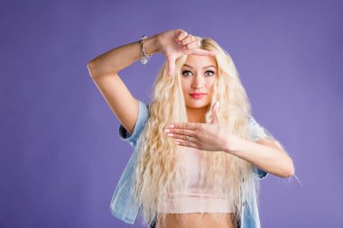 Stüdyo duvarına karşı izole iyi görünümlü güzel kadın Stüdyo çekim