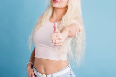 Stüdyo duvarına karşı izole iyi görünümlü güzel kadın Stüdyo çekim