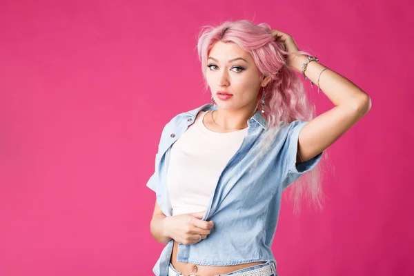 Pembe arka planda sarışın kadın