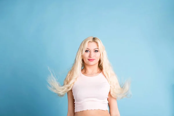 Красивая блондинка изолированный светло-синий фон — стоковое фото