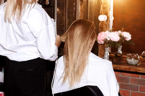 Belle femme dans le salon de coiffure — Photo