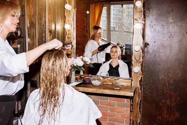 Bella donna nel salone di parrucchiere — Foto Stock