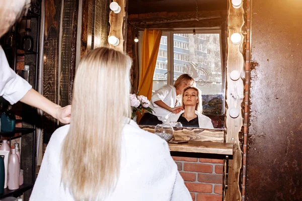 Mulher bonita no salão de cabeleireiro — Fotografia de Stock