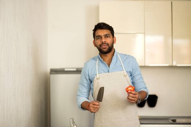 Evde mutfakta duran yakışıklı genç adam