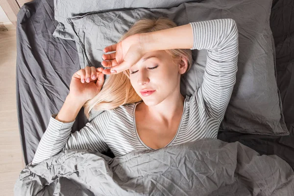 Dorme. Mulher jovem dormindo na cama . — Fotografia de Stock