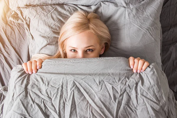 Γυναίκα στο κρεβάτι μετά αφύπνισης — Φωτογραφία Αρχείου
