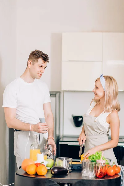 Para robi świeży sok organiczny w kuchni razem — Zdjęcie stockowe