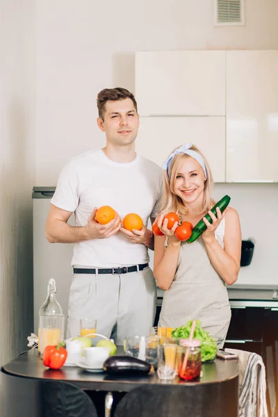 Casal preparando comida saudável na cozinha — Fotografia de Stock