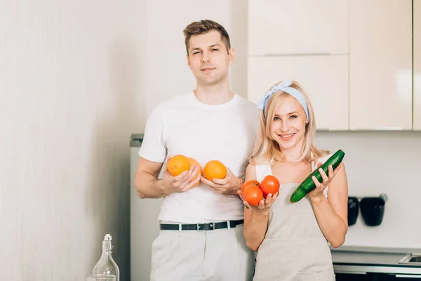 Casal fazendo suco orgânico fresco na cozinha juntos — Fotografia de Stock