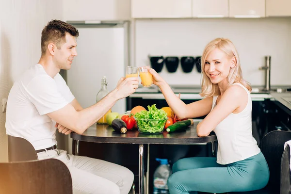 Casal feliz tomando café da manhã juntos em casa — Fotografia de Stock