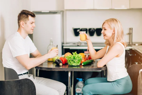 Happy couple eating breakfast together at home — Stock Photo, Image