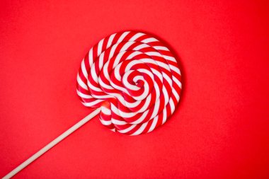 Kırmızı ve beyaz spiral lolipop