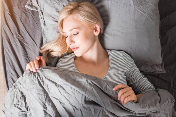 Sova. Ung kvinna sover i sängen. — Stockfoto