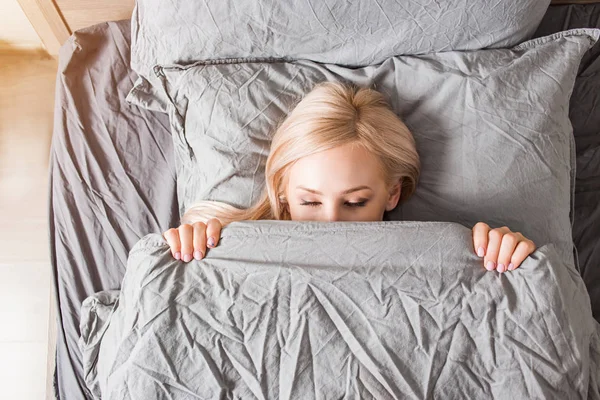 Mulher na cama depois de acordar — Fotografia de Stock