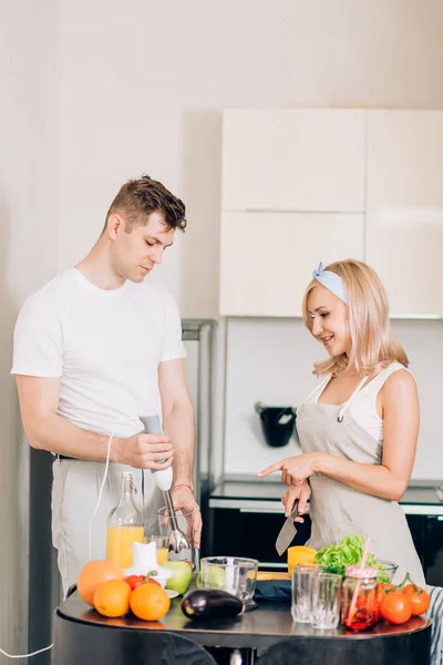 夫妻二人在厨房里一起做新鲜的有机果汁 — 图库照片