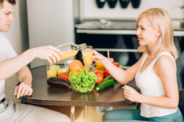 Happy couple eating breakfast together at home — Stock Photo, Image