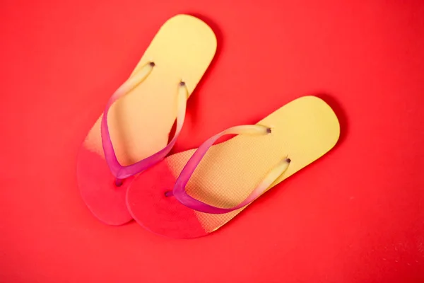 Praia flip flop no fundo vermelho — Fotografia de Stock