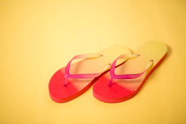 sarı arka planda plaj Flip flop