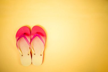 sarı arka planda plaj Flip flop